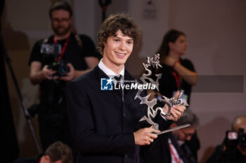 2024-09-07 - Paul Kircher poses with the Marcello Mastroianni Award for “And Their Children After Them” during the 81st Venice International Film Festival at Palazzo del Cinema on September 07, 2024 in Venice, Italy. ©Photo: Cinzia Camela. - 2024 WINNERS PHOTOCALL - THE 81ST VENICE INTERNATIONAL FILM FESTIVAL - NEWS - VIP