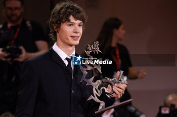 2024-09-07 - Paul Kircher poses with the Marcello Mastroianni Award for “And Their Children After Them” during the 81st Venice International Film Festival at Palazzo del Cinema on September 07, 2024 in Venice, Italy. ©Photo: Cinzia Camela. - 2024 WINNERS PHOTOCALL - THE 81ST VENICE INTERNATIONAL FILM FESTIVAL - NEWS - VIP