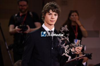 2024-09-07 - Paul Kircher poses with the Marcello Mastroianni Award for “And Their Children After Them” during the 81st Venice International Film Festival at Palazzo del Cinema on September 07, 2024 in Venice, Italy. ©Photo: Cinzia Camela. - 2024 WINNERS PHOTOCALL - THE 81ST VENICE INTERNATIONAL FILM FESTIVAL - NEWS - VIP