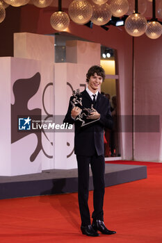 2024-09-07 - Paul Kircher poses with the Marcello Mastroianni Award for “And Their Children After Them” during the 81st Venice International Film Festival at Palazzo del Cinema on September 07, 2024 in Venice, Italy. ©Photo: Cinzia Camela. - 2024 WINNERS PHOTOCALL - THE 81ST VENICE INTERNATIONAL FILM FESTIVAL - NEWS - VIP