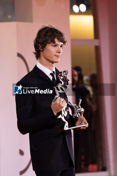 2024-09-07 - Paul Kircher poses with the Marcello Mastroianni Award for “And Their Children After Them” during the 81st Venice International Film Festival at Palazzo del Cinema on September 07, 2024 in Venice, Italy. ©Photo: Cinzia Camela. - 2024 WINNERS PHOTOCALL - THE 81ST VENICE INTERNATIONAL FILM FESTIVAL - NEWS - VIP