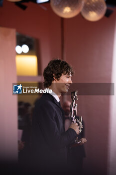 2024-09-07 - Paul Kircher poses with the Marcello Mastroianni Award for “And Their Children After Them” during the 81st Venice International Film Festival at Palazzo del Cinema on September 07, 2024 in Venice, Italy. ©Photo: Cinzia Camela. - 2024 WINNERS PHOTOCALL - THE 81ST VENICE INTERNATIONAL FILM FESTIVAL - NEWS - VIP