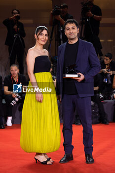 2024-09-07 - Zayne Akyol and Arshia Shakiba pose with the Best Short Film Award for “Who Loves The Sun” during the 81st Venice International Film Festival at Palazzo del Cinema on September 07, 2024 in Venice, Italy. ©Photo: Cinzia Camela. - 2024 WINNERS PHOTOCALL - THE 81ST VENICE INTERNATIONAL FILM FESTIVAL - NEWS - VIP