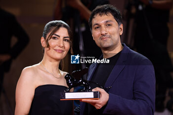 2024-09-07 - Zayne Akyol and Arshia Shakiba pose with the Best Short Film Award for “Who Loves The Sun” during the 81st Venice International Film Festival at Palazzo del Cinema on September 07, 2024 in Venice, Italy. ©Photo: Cinzia Camela. - 2024 WINNERS PHOTOCALL - THE 81ST VENICE INTERNATIONAL FILM FESTIVAL - NEWS - VIP