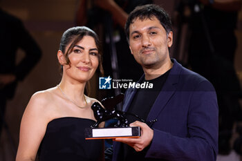 2024-09-07 - Zayne Akyol and Arshia Shakiba pose with the Best Short Film Award for “Who Loves The Sun” during the 81st Venice International Film Festival at Palazzo del Cinema on September 07, 2024 in Venice, Italy. ©Photo: Cinzia Camela. - 2024 WINNERS PHOTOCALL - THE 81ST VENICE INTERNATIONAL FILM FESTIVAL - NEWS - VIP