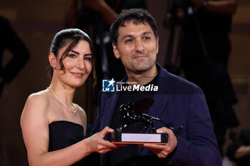 2024-09-07 - Zayne Akyol and Arshia Shakiba pose with the Best Short Film Award for “Who Loves The Sun” during the 81st Venice International Film Festival at Palazzo del Cinema on September 07, 2024 in Venice, Italy. ©Photo: Cinzia Camela. - 2024 WINNERS PHOTOCALL - THE 81ST VENICE INTERNATIONAL FILM FESTIVAL - NEWS - VIP