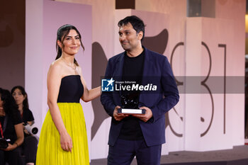 2024-09-07 - Zayne Akyol and Arshia Shakiba pose with the Best Short Film Award for “Who Loves The Sun” during the 81st Venice International Film Festival at Palazzo del Cinema on September 07, 2024 in Venice, Italy. ©Photo: Cinzia Camela. - 2024 WINNERS PHOTOCALL - THE 81ST VENICE INTERNATIONAL FILM FESTIVAL - NEWS - VIP