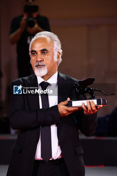 2024-09-07 - Nader Saeivar poses with the Armani Beauty prize Award during the 81st Venice International Film Festival at Palazzo del Cinema on September 07, 2024 in Venice, Italy. ©Photo: Cinzia Camela. - 2024 WINNERS PHOTOCALL - THE 81ST VENICE INTERNATIONAL FILM FESTIVAL - NEWS - VIP