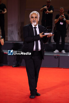 2024-09-07 - Nader Saeivar poses with the Armani Beauty prize Award during the 81st Venice International Film Festival at Palazzo del Cinema on September 07, 2024 in Venice, Italy. ©Photo: Cinzia Camela. - 2024 WINNERS PHOTOCALL - THE 81ST VENICE INTERNATIONAL FILM FESTIVAL - NEWS - VIP