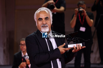 2024-09-07 - Nader Saeivar poses with the Armani Beauty prize Award during the 81st Venice International Film Festival at Palazzo del Cinema on September 07, 2024 in Venice, Italy. ©Photo: Cinzia Camela. - 2024 WINNERS PHOTOCALL - THE 81ST VENICE INTERNATIONAL FILM FESTIVAL - NEWS - VIP