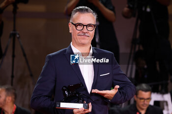 2024-09-07 - Gwenael Francois poses with the Special Jury Prize for 