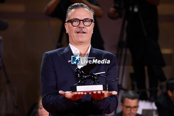 2024-09-07 - Gwenael Francois poses with the Special Jury Prize for 