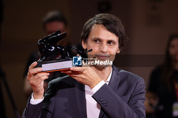 2024-09-07 - Boris Labbe poses with the Venice Immersive Grand Jury Prize for 