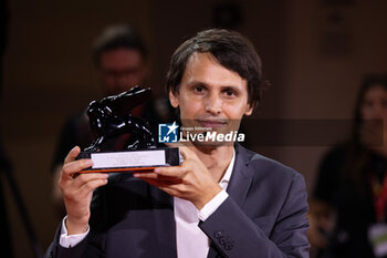 2024-09-07 - Boris Labbe poses with the Venice Immersive Grand Jury Prize for 