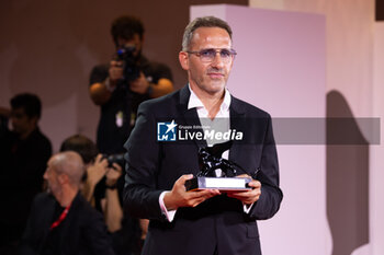 2024-09-07 - Bogdan Muresanu poses with the Best Film Award for “The New Year That Never Came” during the 81st Venice International Film Festival at Palazzo del Cinema on September 07, 2024 in Venice, Italy. ©Photo: Cinzia Camela. - 2024 WINNERS PHOTOCALL - THE 81ST VENICE INTERNATIONAL FILM FESTIVAL - NEWS - VIP