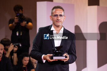 2024-09-07 - Bogdan Muresanu poses with the Best Film Award for “The New Year That Never Came” during the 81st Venice International Film Festival at Palazzo del Cinema on September 07, 2024 in Venice, Italy. ©Photo: Cinzia Camela. - 2024 WINNERS PHOTOCALL - THE 81ST VENICE INTERNATIONAL FILM FESTIVAL - NEWS - VIP