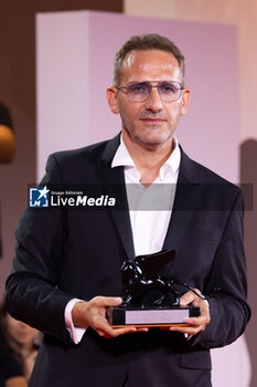 2024-09-07 - Bogdan Muresanu poses with the Best Film Award for “The New Year That Never Came” during the 81st Venice International Film Festival at Palazzo del Cinema on September 07, 2024 in Venice, Italy. ©Photo: Cinzia Camela. - 2024 WINNERS PHOTOCALL - THE 81ST VENICE INTERNATIONAL FILM FESTIVAL - NEWS - VIP