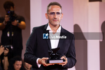 2024-09-07 - Bogdan Muresanu poses with the Best Film Award for “The New Year That Never Came” during the 81st Venice International Film Festival at Palazzo del Cinema on September 07, 2024 in Venice, Italy. ©Photo: Cinzia Camela. - 2024 WINNERS PHOTOCALL - THE 81ST VENICE INTERNATIONAL FILM FESTIVAL - NEWS - VIP