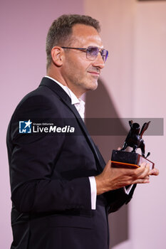 2024-09-07 - Bogdan Muresanu poses with the Best Film Award for “The New Year That Never Came” during the 81st Venice International Film Festival at Palazzo del Cinema on September 07, 2024 in Venice, Italy. ©Photo: Cinzia Camela. - 2024 WINNERS PHOTOCALL - THE 81ST VENICE INTERNATIONAL FILM FESTIVAL - NEWS - VIP