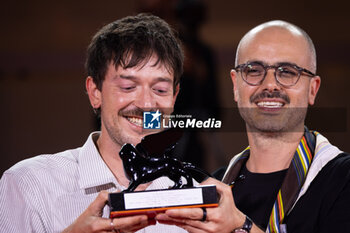 2024-09-07 - Murilo Hauser and Heitor Lorega pose with the Best Screenplay award for 