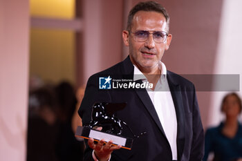 2024-09-07 - Bogdan Muresanu poses with the Best Film Award for “The New Year That Never Came” during the 81st Venice International Film Festival at Palazzo del Cinema on September 07, 2024 in Venice, Italy. ©Photo: Cinzia Camela. - 2024 WINNERS PHOTOCALL - THE 81ST VENICE INTERNATIONAL FILM FESTIVAL - NEWS - VIP