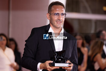 2024-09-07 - Bogdan Muresanu poses with the Best Film Award for “The New Year That Never Came” during the 81st Venice International Film Festival at Palazzo del Cinema on September 07, 2024 in Venice, Italy. ©Photo: Cinzia Camela. - 2024 WINNERS PHOTOCALL - THE 81ST VENICE INTERNATIONAL FILM FESTIVAL - NEWS - VIP