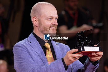 2024-09-07 - Alexandre O. Philippe poses with the Best Documentary on Cinema for “Chain Reactions,” during the 81st Venice International Film Festival at Palazzo del Cinema on September 07, 2024 in Venice, Italy. ©Photo: Cinzia Camela. - 2024 WINNERS PHOTOCALL - THE 81ST VENICE INTERNATIONAL FILM FESTIVAL - NEWS - VIP