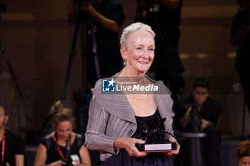 2024-09-07 - Kathleen Chalfant poses with the Best Actress Award for “Familiar Touch” during the 81st Venice International Film Festival at Palazzo del Cinema on September 07, 2024 in Venice, Italy. ©Photo: Cinzia Camela. - 2024 WINNERS PHOTOCALL - THE 81ST VENICE INTERNATIONAL FILM FESTIVAL - NEWS - VIP