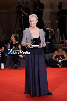 2024-09-07 - Kathleen Chalfant poses with the Best Actress Award for “Familiar Touch” during the 81st Venice International Film Festival at Palazzo del Cinema on September 07, 2024 in Venice, Italy. ©Photo: Cinzia Camela. - 2024 WINNERS PHOTOCALL - THE 81ST VENICE INTERNATIONAL FILM FESTIVAL - NEWS - VIP