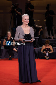 2024-09-07 - Kathleen Chalfant poses with the Best Actress Award for “Familiar Touch” during the 81st Venice International Film Festival at Palazzo del Cinema on September 07, 2024 in Venice, Italy. ©Photo: Cinzia Camela. - 2024 WINNERS PHOTOCALL - THE 81ST VENICE INTERNATIONAL FILM FESTIVAL - NEWS - VIP