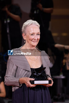 2024-09-07 - Kathleen Chalfant poses with the Best Actress Award for “Familiar Touch” during the 81st Venice International Film Festival at Palazzo del Cinema on September 07, 2024 in Venice, Italy. ©Photo: Cinzia Camela. - 2024 WINNERS PHOTOCALL - THE 81ST VENICE INTERNATIONAL FILM FESTIVAL - NEWS - VIP