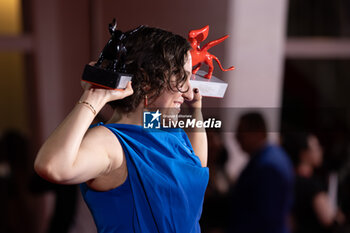 2024-09-07 - Sarah Friedland poses with her awards for Best Director and the Lion of the Future Luigi de Laurentis Award for 