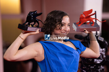 2024-09-07 - Sarah Friedland poses with her awards for Best Director and the Lion of the Future Luigi de Laurentis Award for 