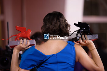 2024-09-07 - Sarah Friedland poses with her awards for Best Director and the Lion of the Future Luigi de Laurentis Award for 