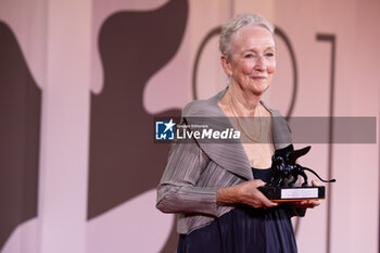 2024-09-07 - Kathleen Chalfant poses with the Best Actress Award for “Familiar Touch” during the 81st Venice International Film Festival at Palazzo del Cinema on September 07, 2024 in Venice, Italy. ©Photo: Cinzia Camela. - 2024 WINNERS PHOTOCALL - THE 81ST VENICE INTERNATIONAL FILM FESTIVAL - NEWS - VIP