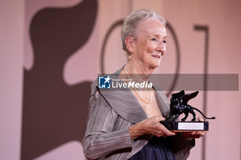 2024-09-07 - Kathleen Chalfant poses with the Best Actress Award for “Familiar Touch” during the 81st Venice International Film Festival at Palazzo del Cinema on September 07, 2024 in Venice, Italy. ©Photo: Cinzia Camela. - 2024 WINNERS PHOTOCALL - THE 81ST VENICE INTERNATIONAL FILM FESTIVAL - NEWS - VIP