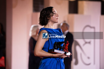 2024-09-07 - Sarah Friedland poses with her awards for Best Director and the Lion of the Future Luigi de Laurentis Award for 