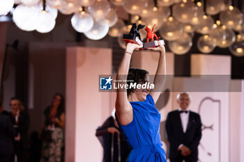 2024-09-07 - Sarah Friedland poses with her awards for Best Director and the Lion of the Future Luigi de Laurentis Award for 