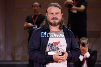 2024-09-07 - Brady Corbet poses with the Silver Lion Award during the 81st Venice International Film Festival at Palazzo del Cinema on September 07, 2024 in Venice, Italy. ©Photo: Cinzia Camela. - 2024 WINNERS PHOTOCALL - THE 81ST VENICE INTERNATIONAL FILM FESTIVAL - NEWS - VIP