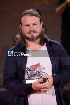 2024-09-07 - Brady Corbet poses with the Silver Lion Award during the 81st Venice International Film Festival at Palazzo del Cinema on September 07, 2024 in Venice, Italy. ©Photo: Cinzia Camela. - 2024 WINNERS PHOTOCALL - THE 81ST VENICE INTERNATIONAL FILM FESTIVAL - NEWS - VIP