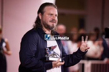 2024-09-07 - Brady Corbet poses with the Silver Lion Award during the 81st Venice International Film Festival at Palazzo del Cinema on September 07, 2024 in Venice, Italy. ©Photo: Cinzia Camela. - 2024 WINNERS PHOTOCALL - THE 81ST VENICE INTERNATIONAL FILM FESTIVAL - NEWS - VIP