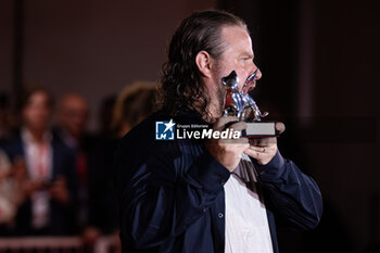 2024-09-07 - Brady Corbet poses with the Silver Lion Award during the 81st Venice International Film Festival at Palazzo del Cinema on September 07, 2024 in Venice, Italy. ©Photo: Cinzia Camela. - 2024 WINNERS PHOTOCALL - THE 81ST VENICE INTERNATIONAL FILM FESTIVAL - NEWS - VIP