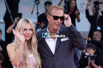 2024-09-07 - Sienna Miller and Kevin Costner attend the Closing Ceremony red carpet during the 81st Venice International Film Festival at Palazzo del Cinema on September 07, 2024 in Venice, Italy. ©Photo: Cinzia Camela. - 2024 CLOSING CEREMONY RED CARPET - THE 81ST VENICE INTERNATIONAL FILM FESTIVAL - NEWS - VIP