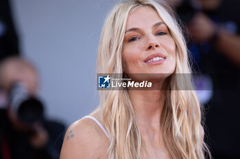 2024-09-07 - Sienna Miller attends the Closing Ceremony red carpet during the 81st Venice International Film Festival at Palazzo del Cinema on September 07, 2024 in Venice, Italy. ©Photo: Cinzia Camela. - 2024 CLOSING CEREMONY RED CARPET - THE 81ST VENICE INTERNATIONAL FILM FESTIVAL - NEWS - VIP