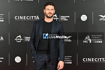 2024-10-14 - Ernesto D'Argenio attend the red carpet for the film Megalopolis at Cinecitta Studios on October 14, 2024 in Rome, Italy.

 - RED CARPET MEGALOPOLIS - NEWS - VIP