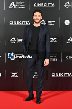 2024-10-14 - Ernesto D'Argenio attend the red carpet for the film Megalopolis at Cinecitta Studios on October 14, 2024 in Rome, Italy.

 - RED CARPET MEGALOPOLIS - NEWS - VIP