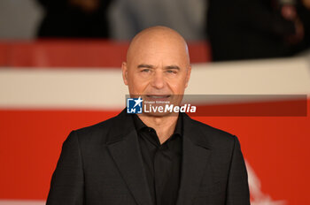 2024-10-16 - Luca Zingaretti attends the Red Carpet Opening Ceremony during the 19th Rome Film Festival at Auditorium Parco Della Musica on October 16, 2024 in Rome, Italy. - FESTA DEL CINEMA OPENING CEREMONY - NEWS - VIP