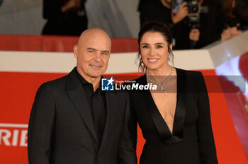 2024-10-16 - Luca Zingaretti and Luisa Ranieri attends the Red Carpet Opening Ceremony during the 19th Rome Film Festival at Auditorium Parco Della Musica on October 16, 2024 in Rome, Italy. - FESTA DEL CINEMA OPENING CEREMONY - NEWS - VIP