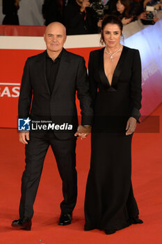 2024-10-16 - Luca Zingaretti and Luisa Ranieri attends the Red Carpet Opening Ceremony during the 19th Rome Film Festival at Auditorium Parco Della Musica on October 16, 2024 in Rome, Italy. - FESTA DEL CINEMA OPENING CEREMONY - NEWS - VIP