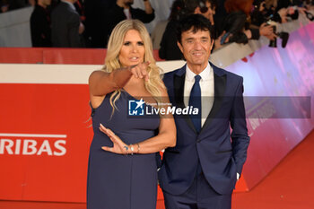 2024-10-16 - Tiziana Rocca and Giulio Base attends the Red Carpet Opening Ceremony during the 19th Rome Film Festival at Auditorium Parco Della Musica on October 16, 2024 in Rome, Italy. - FESTA DEL CINEMA OPENING CEREMONY - NEWS - VIP